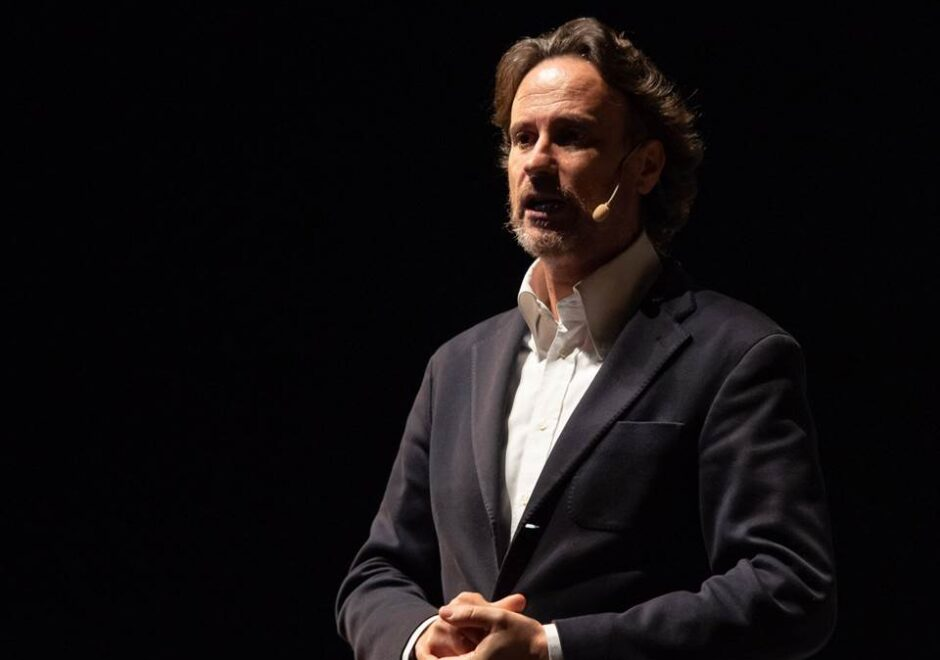 VÍCTOR KÜPPERS OFERIRÀ UNA CONFERÈNCIA SOLIDÀRIA A BENEFICI D'UNIQ